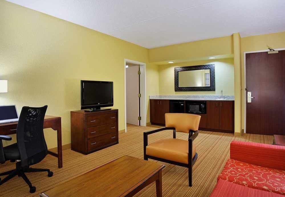 Отель Courtyard By Marriott Boston Littleton Экстерьер фото