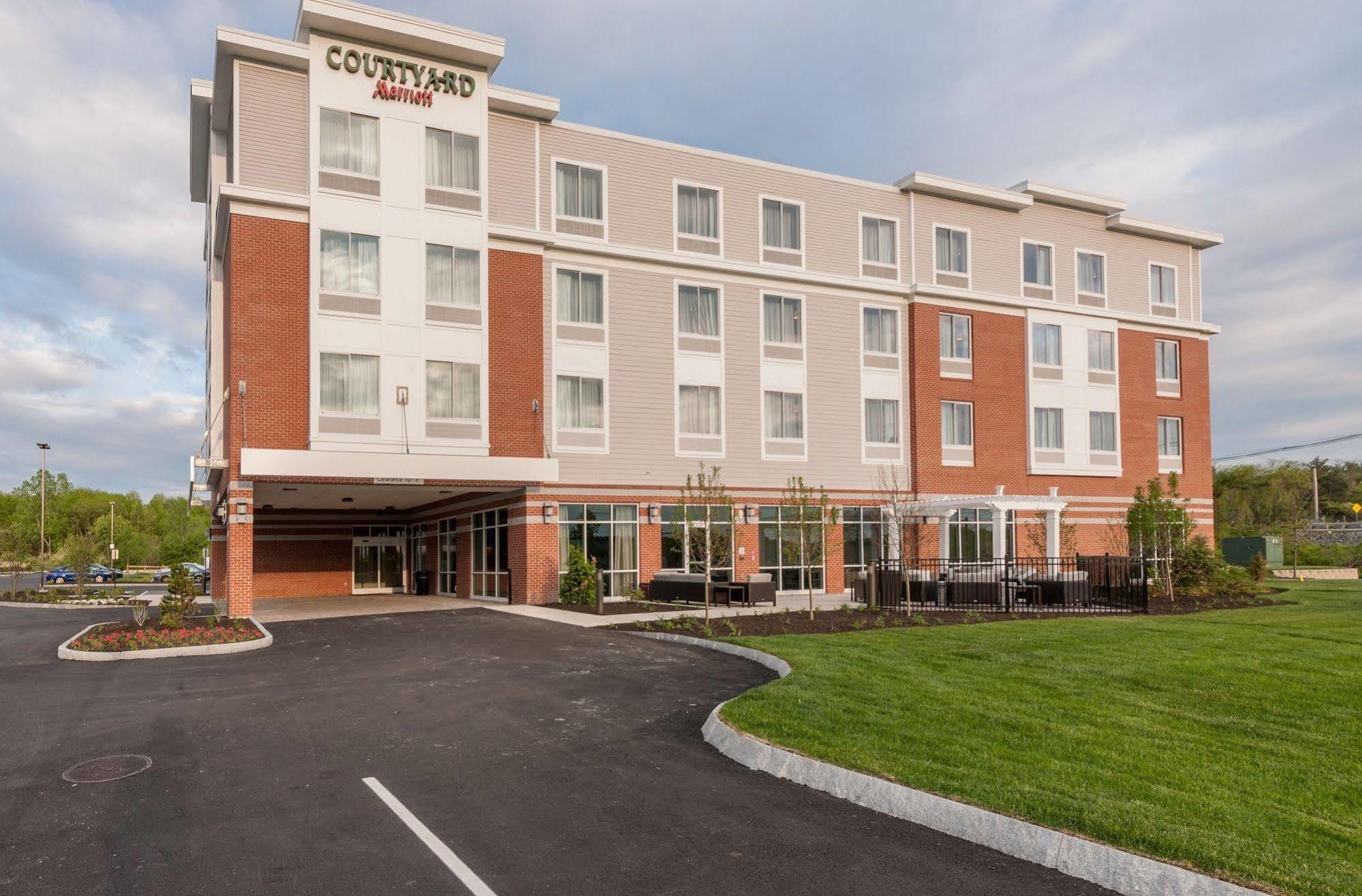 Отель Courtyard By Marriott Boston Littleton Экстерьер фото
