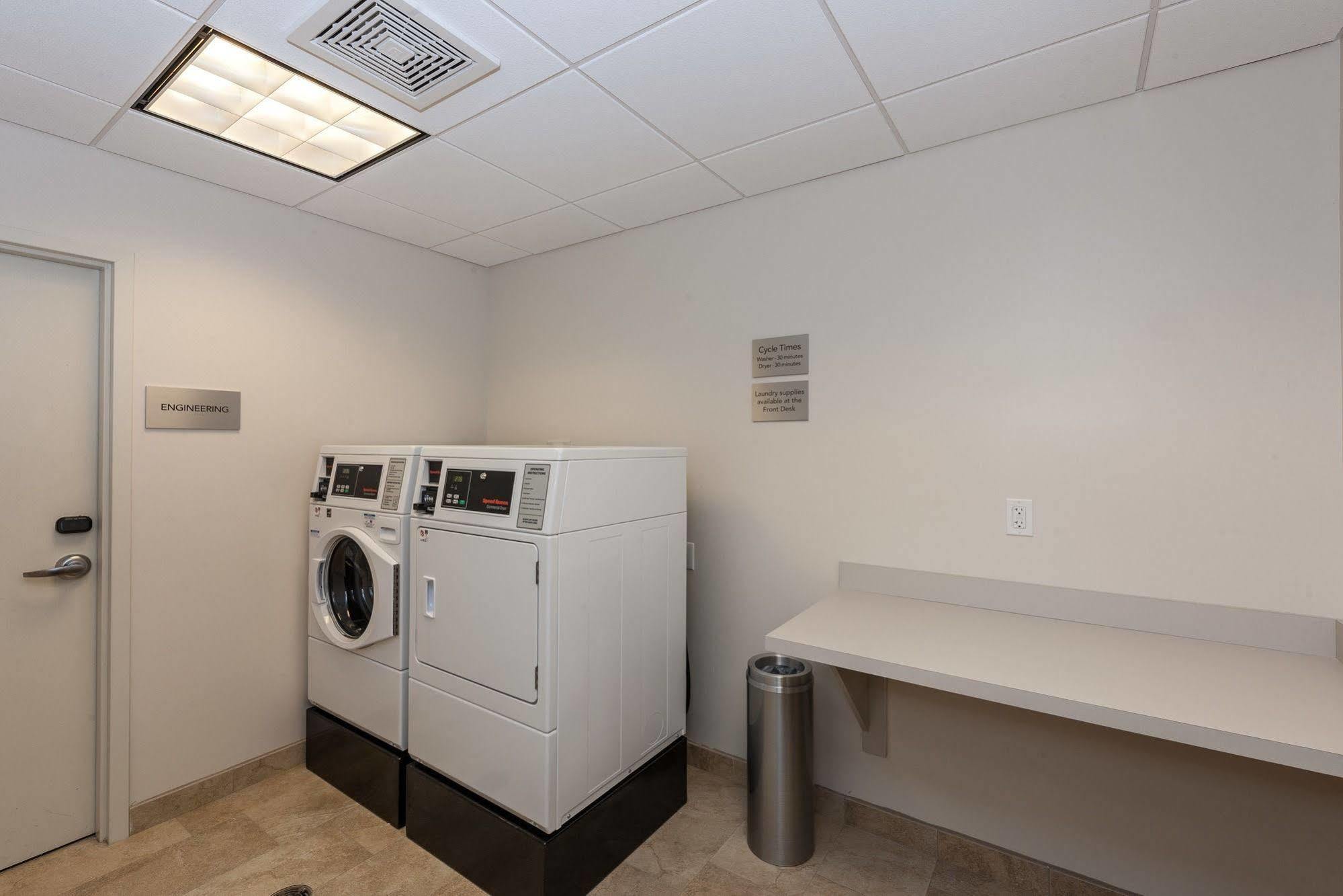 Отель Courtyard By Marriott Boston Littleton Экстерьер фото