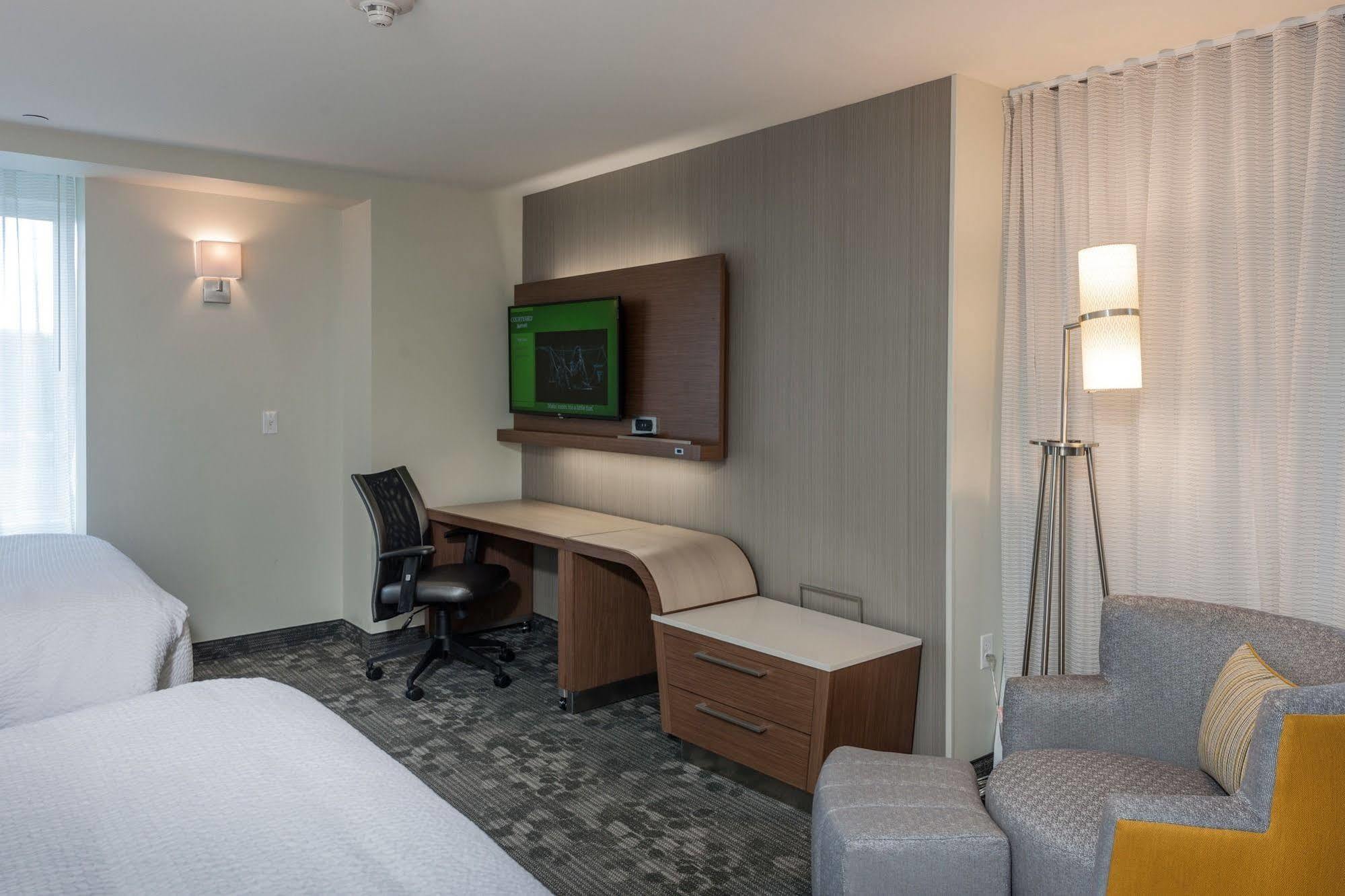 Отель Courtyard By Marriott Boston Littleton Экстерьер фото