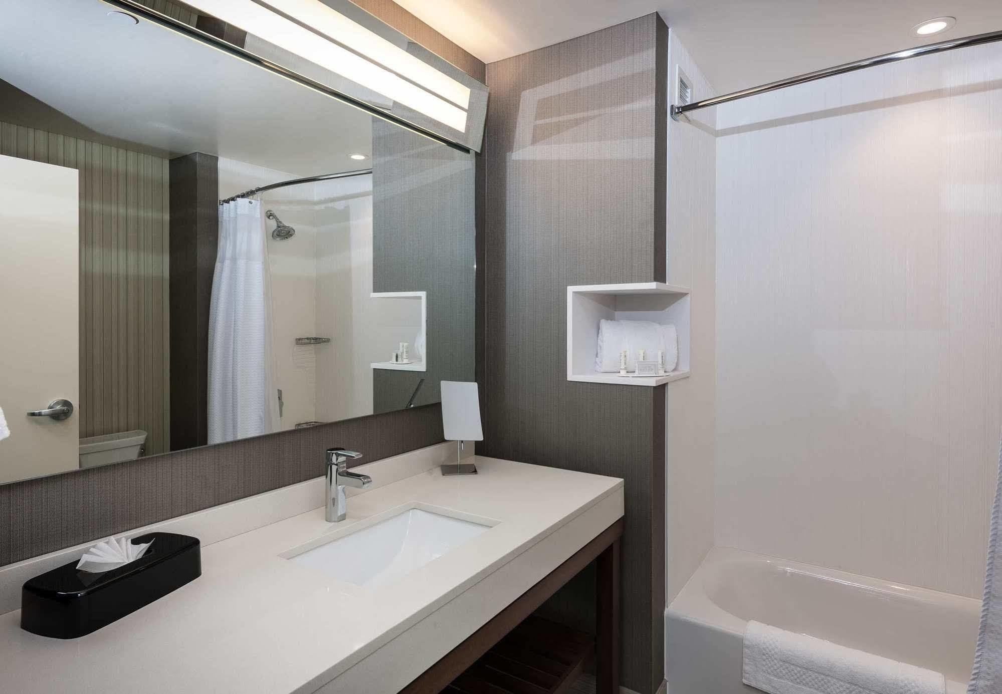 Отель Courtyard By Marriott Boston Littleton Экстерьер фото
