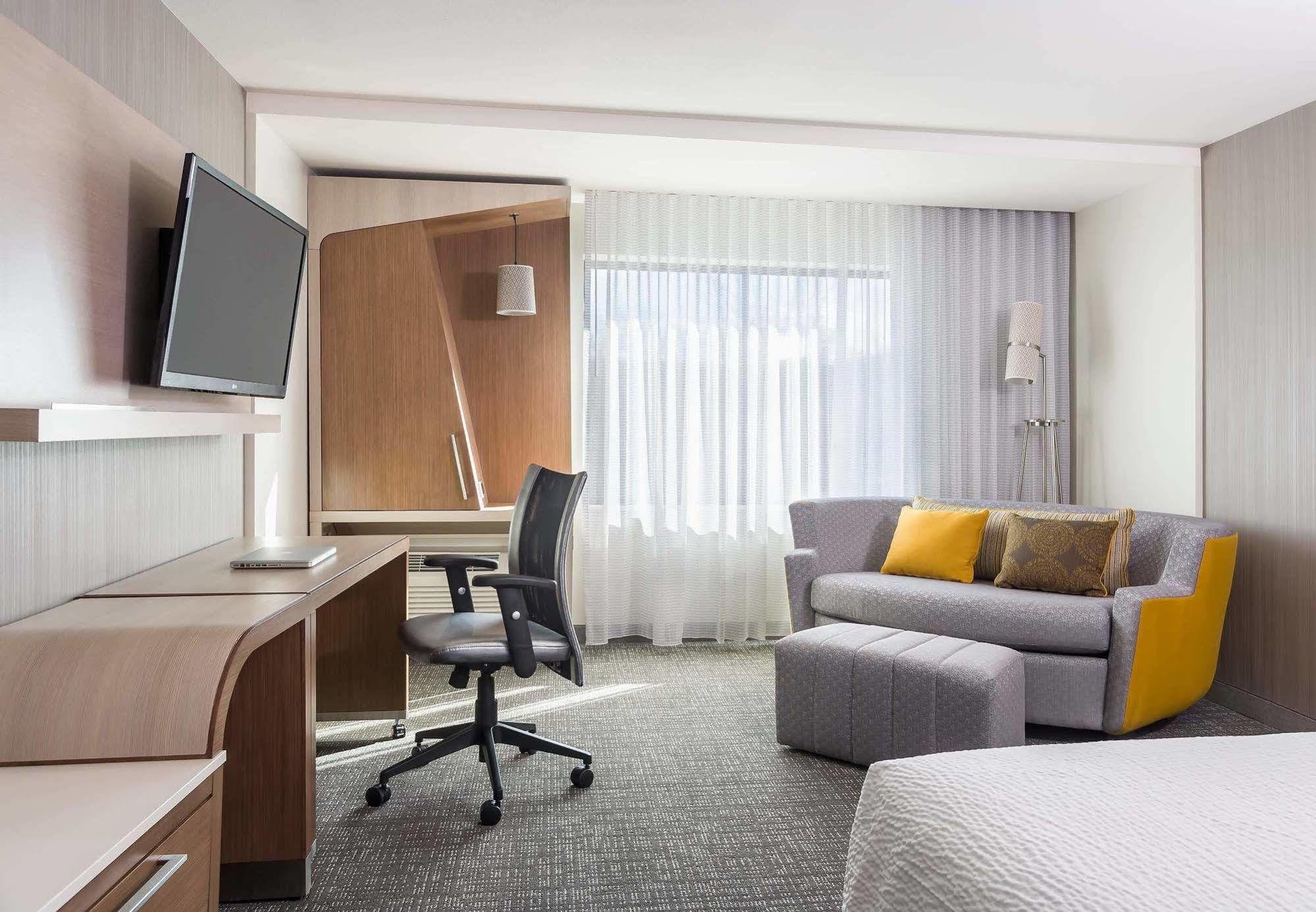 Отель Courtyard By Marriott Boston Littleton Экстерьер фото